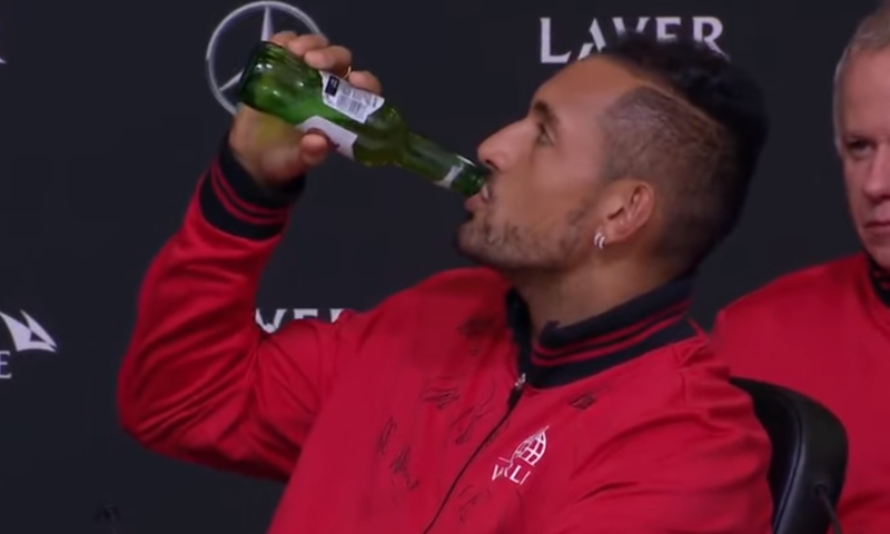 Tennisser Kyrgios drinkt bier